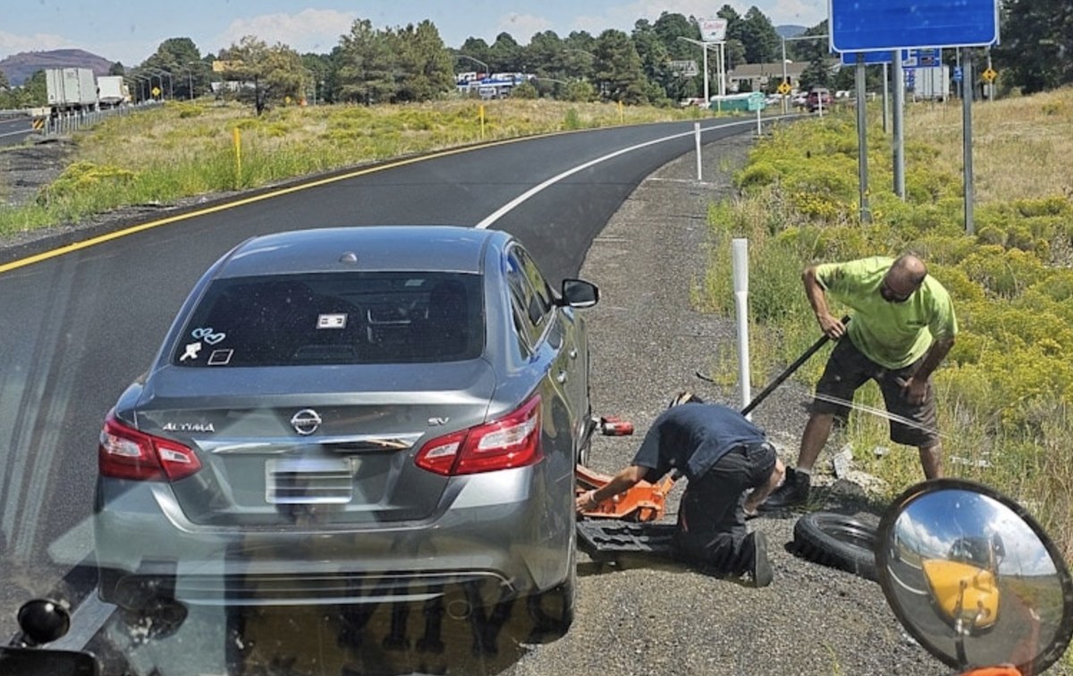 Las Vegas mobile mechanics helping a car at the roadside